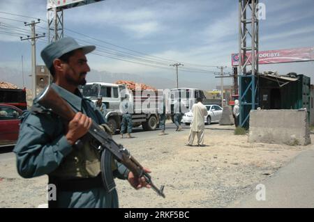 Bildnummer: 55346629 Datum: 14.05.2011 Copyright: imago/Xinhua (110514) -- KABUL, 14. Mai 2011 (Xinhua) -- ein afghanischer Polizist wacht am 14. Mai 2011 in der Nähe eines Kontrollpunkts in Kabul-Mazar-e-Sharef High Way, Afghanistan. Afghanische Sicherheitskräfte verschärften die Sicherheit, nachdem Taliban-Militante mehrere Angriffe im ganzen Land verübt hatten. Bei massiven Angriffen auf Regierungsgebäude in Kandahar in der vergangenen Woche starben 25 Tote und 40 Verletzte. (Xinhua/Omid) (lyi) (KORREKTUR)AFGHANISTAN-KABUL-SECURITY PUBLICATIONxNOTxINxCHN Gesellschaft Polizei Sicherheit kbdig xkg 2011 quer o0 Kontrolle, Verkehrskontrolle Bil Stockfoto