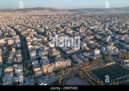 Athens städtische Landschaft: Eine leicht gewandelte Perspektive auf architektonische Schönheit Stockfoto