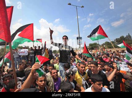 Bildnummer: 55349466  Datum: 15.05.2011  Copyright: imago/Xinhua  GAZA, May 15, 2011 (Xinhua) -- Palestinians attend a demonstration marking al-Nakba Day at the Israeli border crossing of Erez, northern Gaza Strip, May 15, 2011. Forty-five Palestinians were wounded with three seriously injured in border area between Gaza and Israel on Sunday as Israeli troops opened fire on a massive Palestinian march towards the Erez border crossing, Palestinian medics said. (Xinhua/Yasser Qudih) MIDEAST-GAZA-EREZ-CROSSING-DEMONSTRATION PUBLICATIONxNOTxINxCHN Gesellschaft Demo kbdig xsk 2011 quer premiumd o0 Stock Photo