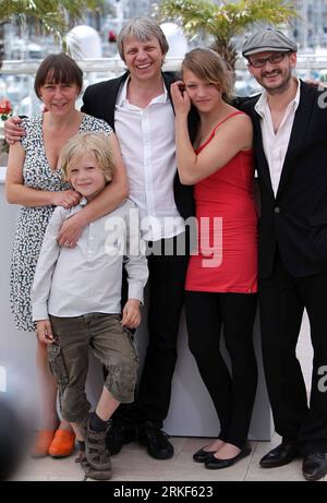 Bildnummer: 55349499  Datum: 15.05.2011  Copyright: imago/Xinhua CANNES, May 15, 2011 (Xinhua) -- (From L to R)Actress Steffi Kuhnert, actor Mika Nilson Seidel, director Andreas Dresen, actress Talisa Lilly Lemke and actor Milan Peschel pose the photocall of Halt auf freier Strecke (Stopped On Track) at the 64th Cannes Film Festival in Cannes, France, on May 15, 2011. (Xinhua/Gao Jing) (msq) FRANCE-CANNES-FILM-FESTIVAL-Halt auf freier Strecke PUBLICATIONxNOTxINxCHN Kultur Entertainment People Film 64. Internationale Filmfestspiele Cannes Photocall kbdig xsk 2011 hoch    Bildnummer 55349499 Dat Stock Photo