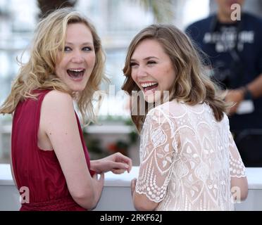 Bildnummer: 55349490  Datum: 15.05.2011  Copyright: imago/Xinhua CANNES, May 15, 2011 (Xinhua) -- U.S. actresses Louisa Krause (L) and Elisabeth Olsen pose during the photocall of Martha Marcy May Marlene at the 64th Cannes Film Festival in Cannes, France, on May 15, 2011. (Xinhua/Gao Jing) (msq) FRANCE-CANNES-FILM-FESTIVAL-MARTHA MARCY MAY MARLENE PUBLICATIONxNOTxINxCHN Kultur Entertainment People Film 64. Internationale Filmfestspiele Cannes Photocall kbdig xsk 2011 quadrat o0 Freude    Bildnummer 55349490 Date 15 05 2011 Copyright Imago XINHUA Cannes May 15 2011 XINHUA U S actresses Louisa Stockfoto