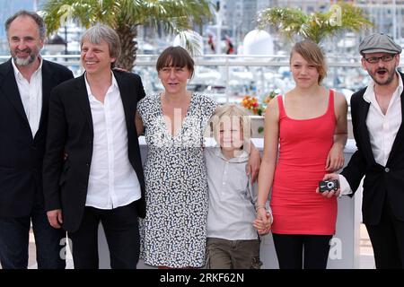 Bildnummer: 55349497  Datum: 15.05.2011  Copyright: imago/Xinhua CANNES, May 15, 2011 (Xinhua) -- (From L to R) Producer Peter Rommel, director Andreas Dresen, actress Steffi Kuhnert, actor Mika Nilson Seidel, actress Talisa Lilly Lemke and actor Milan Peschel pose the photocall of Halt auf freier Strecke (Stopped On Track) at the 64th Cannes Film Festival in Cannes, France, on May 15, 2011. (Xinhua/Gao Jing) (msq) FRANCE-CANNES-FILM-FESTIVAL-Halt auf freier Strecke PUBLICATIONxNOTxINxCHN Kultur Entertainment People Film 64. Internationale Filmfestspiele Cannes Photocall kbdig xsk 2011 quer Stock Photo