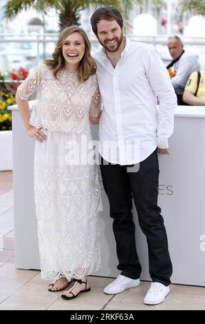 Bildnummer: 55349495  Datum: 15.05.2011  Copyright: imago/Xinhua CANNES, May 15, 2011 (Xinhua) -- U.S. actresses Elisabeth Olsen (L) and actor Brady Corbet pose during the photocall of Martha Marcy May Marlene at the 64th Cannes Film Festival in Cannes, France, on May 15, 2011. (Xinhua/Gao Jing) (msq) FRANCE-CANNES-FILM-FESTIVAL-MARTHA MARCY MAY MARLENE PUBLICATIONxNOTxINxCHN Kultur Entertainment People Film 64. Internationale Filmfestspiele Cannes Photocall kbdig xsk 2011 hoch    Bildnummer 55349495 Date 15 05 2011 Copyright Imago XINHUA Cannes May 15 2011 XINHUA U S actresses Elisabeth Olsen Stockfoto