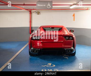 Roter Ferrari für behinderten Fahrer Stockfoto