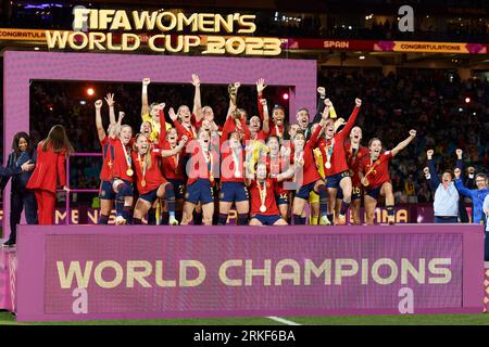 Die spanischen Spieler feiern mit der Trophäe ihren Sieg gegen England nach dem Finale der FIFA Frauen-Weltmeisterschaft Australien und Neuseeland 2023 Stockfoto