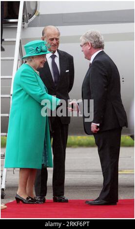 Bildnummer: 55355765  Datum: 17.05.2011  Copyright: imago/Xinhua (110517) -- DUBLIN, May 17, 2011 (Xinhua) -- Britain s Queen Elizabeth (front, L) and Prince Philip are welcomed by Irish Tanaiste and Foreign Affairs Minister Eamon Gilmore (front, R) at Baldonnel Aerodrome near Dublin, the Republic of Ireland, May 17, 2011. (Xinhua/Maxwell Photography) (yc) IRELAND-BRITAIN-ROYALS PUBLICATIONxNOTxINxCHN Politik People Entertainment Adel GBR kbdig xub 2011 hoch Highlight premiumd o0 Mann, Ehemann, Familie    Bildnummer 55355765 Date 17 05 2011 Copyright Imago XINHUA  Dublin May 17 2011 XINHUA Bri Stock Photo