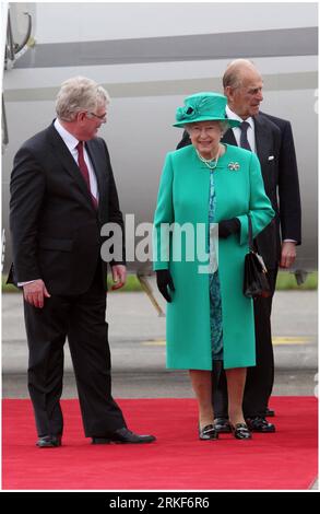 Bildnummer: 55355769 Datum: 17.05.2011 Copyright: imago/Xinhua (110517) -- DUBLIN, 17. Mai 2011 (Xinhua) -- britische Königin Elizabeth (Front, R) und Prinz Philip werden vom irischen Tanaiste und Außenminister Eamon Gilmore (Front, L) am Baldonnel Aerodrome bei Dublin, Republik Irland, 17. Mai 2011 begrüßt. (Xinhua/Maxwell Photography) (yc) IRELAND-BRITAIN-ROYALS PUBLICATIONxNOTxINxCHN Politik People Entertainment Adel GBR kbdig xub 2011 Hochpremiumd o0 Mann, Ehemann, Familie Bildnummer 55355769 Datum 17 05 2011 Copyright Imago XINHUA Dublin 17. Mai 2011 XINHUA Britain S Qu Stockfoto