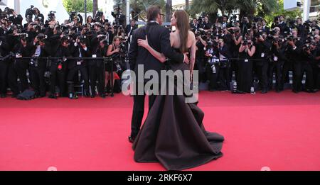 Bildnummer: 55353279  Datum: 16.05.2011  Copyright: imago/Xinhua CANNES, May 16, 2011 (Xinhua) -- Brad Pitt (L) and Angelina Jolie arrive for the premiere of the film The Tree of Life in competition at the 64th Cannes Film Festival in Cannes, France, May 16, 2011. (Xinhua/Gao Jing) (zw) FRANCE-CANNES-FILM-FESTIVAL-THE TREE OF LIFE-PREMIERE PUBLICATIONxNOTxINxCHN Kultur Entertainment People Film 64. Internationale Filmfestspiele Cannes Filmpremiere Premiere kbdig xsp 2011 quer Highlight premiumd o0 Familie Mann Frau Freund Freundin Perspektive Rückansicht    Bildnummer 55353279 Date 16 05 2011 Stock Photo