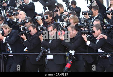 Bildnummer: 55361558 Datum: 17.05.2011 Copyright: imago/Xinhua (110518) -- CANNES, 18. Mai 2011 (Xinhua) -- Fotografen fotografieren auf dem roten Teppich während der 64. Filmfestspiele in Cannes, Frankreich, 17. Mai 2011. Nicht nur die beeindruckenden Filmstars, sondern auch die Fotografen in schwarzen Anzügen sind eine auffällige Szene auf dem roten Teppich des Cannes Film Festivals. (Xinhua/Gao Jing) (wjd) FRANKREICH-CANNES FILM FESTIVAL- FOTOGRAFEN PUBLICATIONxNOTxINxCHN Kultur Entertainment People Film 64. Internationale Filmfestspiele Cannes Arbeitswelten Fotografen kbdig xmk 2011 quer o0 Presse, Medien, Stockfoto