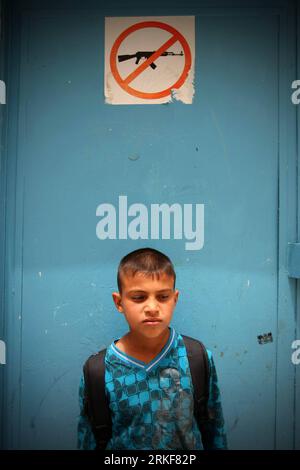 Bildnummer: 55361624  Datum: 19.05.2011  Copyright: imago/Xinhua (110518) -- BETHLEHEM, May 18, 2011 (Xinhua) -- A Palestinian boy stands in front of a sign of forbidding the use of weapons on the school gate in a refugee camp in the West Bank city of Bethlehem, May 18, 2011. May 15, 1948 is the day of the creation of Israel, but of Nakba (catastrophe) for Palestinians who were displaced ever since and have lived in the West Bank, Gaza Strip, Jordan, Syria and Lebanon. Children who were born in the refugee camps suffer both physically and psychologically during their miserable childhood. (Xinh Stockfoto