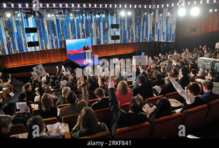 Bildnummer: 55361594 Datum: 18.05.2011 Copyright: imago/Xinhua (110518) -- SKOLKOWO, 18. Mai 2011 (Xinhua) -- der russische Präsident Dmitri Medwedew nimmt am 18. Mai 2011 an einer Pressekonferenz im Innovationszentrum Skolkovo in Moskau Teil. Medwedew warnte am Mittwoch, dass Russland den neuen russisch-US-vertrag zur strategischen Rüstungsreduzierung (START) aussetzen werde, falls seine Zusammenarbeit mit der NATO scheitert. (Xinhua/Liu Lihang) (msq) RUSSLAND-MEDWEDEW-USA-NATO PUBLICATIONxNOTxINxCHN People Politik kbdig xmk xo0x 2011 quer premiumd o0 PK, Pressetermin, Presse, Medien, Journalisten, Masse, Totale, Technologiezentrum Skolko Stockfoto