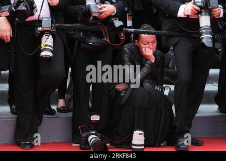 Bildnummer: 55361557  Datum: 14.05.2011  Copyright: imago/Xinhua (110518) -- CANNES, May 18, 2011 (Xinhua) -- Photographers take a rest as they wait for the film stars on the red carpet during the 64th Cannes Film Festival in Cannes, France, May 14, 2011. Not only the stunning film stars but also the photographers in black suits are an eye-catching scene on the red carpet of the Cannes Film Festival. (Xinhua/Gao Jing) (wjd) FRANCE-CANNES FILM FESTIVAL- PHOTOGRAPHERS PUBLICATIONxNOTxINxCHN Kultur Entertainment People Film 64. Internationale Filmfestspiele Cannes Arbeitswelten Fotografen kbdig x Stock Photo