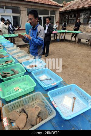 Bildnummer: 55373634  Datum: 20.05.2011  Copyright: imago/Xinhua (110520) -- BEIJING, May 20, 2011 (Xinhua) -- An archaeological staff member introduces the relics excavated from the Hujiaying ruins in Hujiaying Village, Yanqing County of Beijing, capital of China, May 20, 2011. The archaeological team has been excavating the ruins of the Eastern Zhou Dynasty (770-221 B.C.) since March 11, 2011. Some 60 sites of remains have been discovered, including 24 house sites, 21 ash pits, 11 kitchen range sites and four ditches, while potteries, stone implements, bone tools, iron implements and bronze Stock Photo