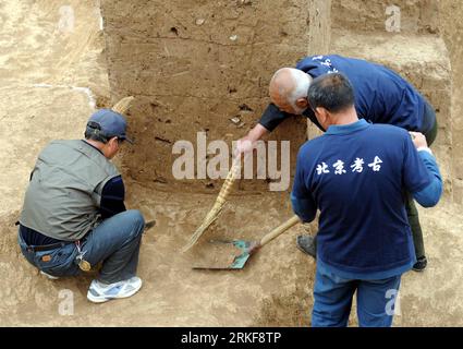 Bildnummer: 55373635  Datum: 20.05.2011  Copyright: imago/Xinhua (110520) -- BEIJING, May 20, 2011 (Xinhua) -- Archaeological staff members excavate the Hujiaying ruins in Hujiaying Village, Yanqing County of Beijing, capital of China, May 20, 2011. The archaeological team has been excavating the ruins of the Eastern Zhou Dynasty (770-221 B.C.) since March 11, 2011. Some 60 sites of remains have been discovered, including 24 house sites, 21 ash pits, 11 kitchen range sites and four ditches, while potteries, stone implements, bone tools, iron implements and bronze objects were excavated. (Xinhu Stock Photo