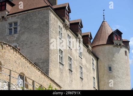 Bildnummer: 55373667  Datum: 18.05.2011  Copyright: imago/Xinhua (110519) -- GRUYERE, May 19, 2011 (Xinhua) -- A tourist looks out on an ancient castle of 13th century A.D. in Gruyere, May 18, 2011. Gruyere is famous for its cheese named after the town s name Gruyere. (Xinhua/Yu Yang) (zx) SWITZERLAND-GRUYERE PUBLICATIONxNOTxINxCHN Reisen kbdig xng 2011 quer o0 gebäude, Schloss    Bildnummer 55373667 Date 18 05 2011 Copyright Imago XINHUA  Gruyère May 19 2011 XINHUA a Tourist Looks out ON to Ancient Castle of 13th Century a D in Gruyère May 18 2011 Gruyère IS Famous for its Cheese Named After Stock Photo