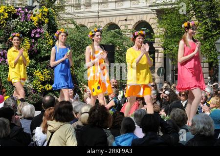 Bildnummer: 55379055  Datum: 20.05.2011  Copyright: imago/Xinhua (110520) -- HELSINKI, May 20, 2011 (Xinhua) -- Models display the creations during the Marimekko summer collection fashion show held at a park in central Helsinki, capital of Finland, May 20, 2011. (Xinhua/Zhao Changchun) FINLAND-HELSINKI-FASHION SHOW PUBLICATIONxNOTxINxCHN Gesellschaft Kultur Modenschau Finnland Mode Fashion Entertainment kbdig xdp premiumd 2011 quer    Bildnummer 55379055 Date 20 05 2011 Copyright Imago XINHUA  Helsinki May 20 2011 XINHUA Models Display The Creations during The Marimekko Summer Collection Fashi Stock Photo