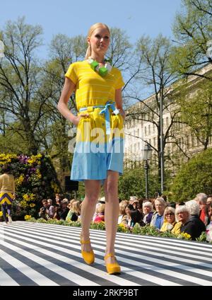 Bildnummer: 55379057  Datum: 20.05.2011  Copyright: imago/Xinhua (110520) -- HELSINKI, May 20, 2011 (Xinhua) -- A model displays a creation during the Marimekko summer collection fashion show held at a park in central Helsinki, capital of Finland, May 20, 2011. (Xinhua/Zhao Changchun) FINLAND-HELSINKI-FASHION SHOW PUBLICATIONxNOTxINxCHN Gesellschaft Kultur Modenschau Finnland Mode Fashion Entertainment kbdig xdp premiumd 2011 hoch    Bildnummer 55379057 Date 20 05 2011 Copyright Imago XINHUA  Helsinki May 20 2011 XINHUA a Model Displays a Creation during The Marimekko Summer Collection Fashion Stock Photo