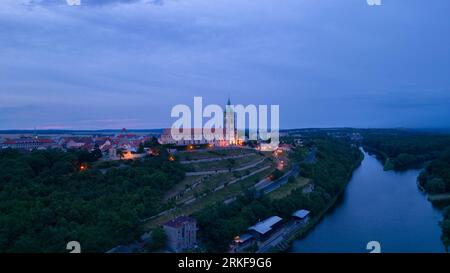 Eine Luftaufnahme der Moldau, die sich durch die Stadt Melnik in der Tschechischen Republik schlängelt. Stockfoto