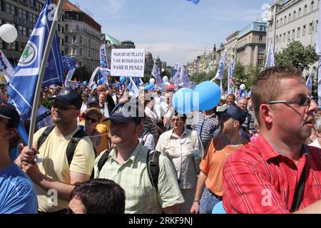 Bildnummer: 55384772  Datum: 21.05.2011  Copyright: imago/Xinhua (110521) -- PRAGUE, May 21, 2011 (Xinhua) -- participate in the anti-government demonstration against the austerity measures and tax reform in Prague, Czech Republic, May 21, 2011. (Xinhua/Zhao Xiuhua) (zw) CZECH REPUBLIC-PRAGUE-ANTI-GOVERNMENT DEMONSTRATION PUBLICATIONxNOTxINxCHN Gesellschaft Demo Tschechien Prag premiumd kbdig xsp 2011 quer o0 Protest, Politik    Bildnummer 55384772 Date 21 05 2011 Copyright Imago XINHUA  Prague May 21 2011 XINHUA participate in The Anti Government Demonstration against The  Measures and Tax Re Stock Photo