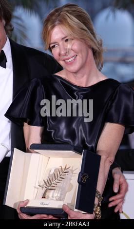 Bildnummer: 55387494  Datum: 22.05.2011  Copyright: imago/Xinhua (110522) -- CANNES, May 22, 2011 (Xinhua) -- Dede Gardner, producer of the American film The Tree of Life , presents the Palme d Or in Cannes, France, May 22, 2011. The film by American director Terrence Malick has won the 2011 Golden Palm (Palme d Or), the most prestigious award of the 64th Cannes International Film Festival ending on Sunday night. (Xinhua/Gao Jing) (wjd) FRANCE-CANNES-FILM FESTIVAL-PALME D OR PUBLICATIONxNOTxINxCHN Kultur Entertainment People Film 64. Internationale Filmfestspiele Cannes Photocall Preisträger k Stock Photo