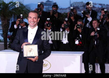 Bildnummer: 55387497  Datum: 22.05.2011  Copyright: imago/Xinhua (110522) -- CANNES, May 22, 2011 (Xinhua) -- French actor Jean Dujardin poses during a photocall after being awarded with Best Actor for his part in the film The Artist at the 64th Cannes Film Festival in Cannes, France, on May 22, 2011. The festival ended here on Sunday night. (Xinhua/Gao Jing) (wjd) FRANCE-CANNES-FILM FESTIVAL PUBLICATIONxNOTxINxCHN Kultur Entertainment People Film 64. Internationale Filmfestspiele Cannes Photocall Preisträger kbdig xkg 2011 quer Aufmacher premiumd  o0 Trophäe, Objekte, Bester Schauspieler, The Stock Photo