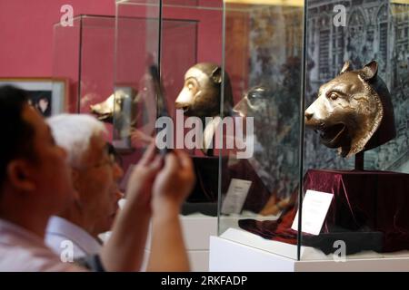 Bildnummer: 55388380  Datum: 22.05.2011  Copyright: imago/Xinhua (110522) -- WUXI, May 22, 2011 (Xinhua) -- Citizens appreciate the animal head sculptures of Yuanmingyuan, the Old Summer Palace, at the treasure collections exhibition of Poly Arts Museum, in Wuxi, east China s Jiangsu Province, May 22, 2011. The 2011 China s Wuxi-The Treasure Collections Exhibition of Poly Arts Museum was held here Sunday, exhibiting four bronze head sculptures of monkey, ox, tiger, pig dating back to ancient China s Qing Dynasty (1616-1911), and other 14 statues of Buddha dating back to the period of China s N Stock Photo