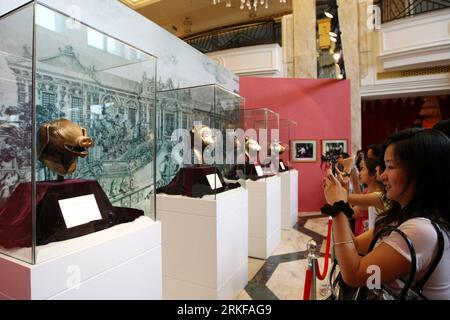 Bildnummer: 55388382  Datum: 22.05.2011  Copyright: imago/Xinhua (110522) -- WUXI, May 22, 2011 (Xinhua) -- Citizens appreciate the animal head sculptures of Yuanmingyuan, the Old Summer Palace, at the treasure collections exhibition of Poly Arts Museum, in Wuxi, east China s Jiangsu Province, May 22, 2011. The 2011 China s Wuxi-The Treasure Collections Exhibition of Poly Arts Museum was held here Sunday, exhibiting four bronze head sculptures of monkey, ox, tiger, pig dating back to ancient China s Qing Dynasty (1616-1911), and other 14 statues of Buddha dating back to the period of China s N Stock Photo