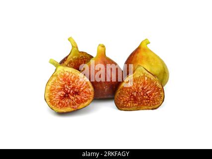 Ripe Fresh fig Half Clipping Path. Frische Feigen. Frucht mit halb isoliertem auf weißem Hintergrund. Abb. isoliert auf weiß. Stockfoto