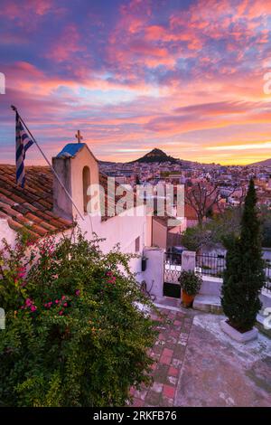 Blick auf Lycabettus Hügel von Anafiotika Nachbarschaft in der Altstadt. Stockfoto