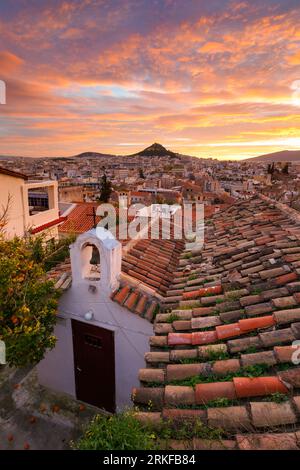 Blick auf Lycabettus Hügel von Anafiotika Nachbarschaft in der Altstadt. Stockfoto