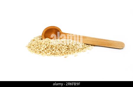 Sesamsamen in einem Holzlöffel isoliert auf weißem Hintergrund Stockfoto