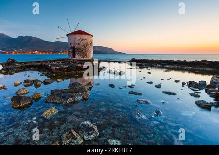 Sonnenaufgangslandschaft mit Windmühle im Dorf Agia Marina auf Leros. Stockfoto