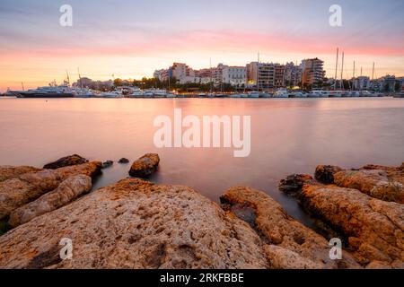 Abendlicher Blick von Zea Marina in Athen, Griechenland. Stockfoto