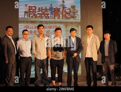 Bildnummer: 55395689  Datum: 25.05.2011  Copyright: imago/Xinhua (110525) -- BEIJING, May 25, 2011 (Xinhua) -- Actors Huang Bo (4th L), Zhang Mo (3rd L), representatives of the cinemas and investors attend the poster unveiling ceremony of the film The Pretending Lovers in Beijing, capital of China, May 25, 2011. The poster unveiling ceremony and the launch ceremony of the official website of the film were held here Wednesday. (Xinhua/Qin Haishi) (yyq) CHINA-BEIJING-FILM-THE PRETENDING LOVERS-POSTER UNVEILING CEREMONY (CN) PUBLICATIONxNOTxINxCHN Entertainment People Film xo0x kbdig xub 2011 que Stock Photo