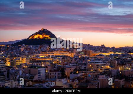Blick auf Lycabettus Hügel von Anafiotika Nachbarschaft in der Altstadt. Stockfoto
