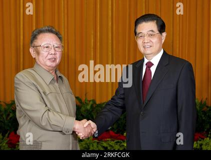 (110526) -- BEIJING, May 26, 2011 (Xinhua) -- Chinese President Hu Jintao (R) shakes hands with Kim Jong Il, general secretary of the Workers Party of Korea (WPK) and chairman of the National Defense Commission of the Democratic People s Republic of Korea (DPRK), during their talks in Beijing, capital of China, May 25, 2011. (Xinhua/Li Xueren)(mcg) CHINA-BEIJING-HU JINTAO-KIM JONG IL-TALKS (CN) PUBLICATIONxNOTxINxCHN Stock Photo