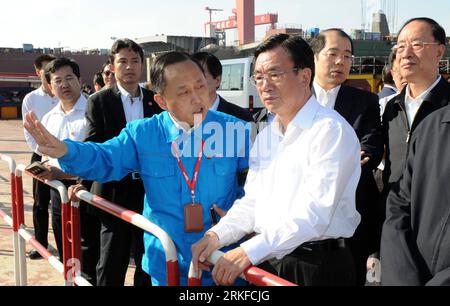 Bildnummer: 55399506  Datum: 24.05.2011  Copyright: imago/Xinhua (110526) -- BEIJING, May 26, 2011 (Xinhua) -- He Guoqiang (3rd R), a member of the Standing Committee of the Political Bureau of the Communist Party of China (CPC) Central Committee, visits the Jiangnan Shipyard (Group) Co. in Shanghai, east China, May 24, 2011. He Guoqiang called for greater efforts to develop new high-tech industries in order to accelerate the transformation of the country s economic development, during an inspection in Shanghai which lasted from May 24 to 25. (Xinhua/Zhang Duo) (cxy) CHINA-SHANGHAI-HE GUOQIANG Stock Photo