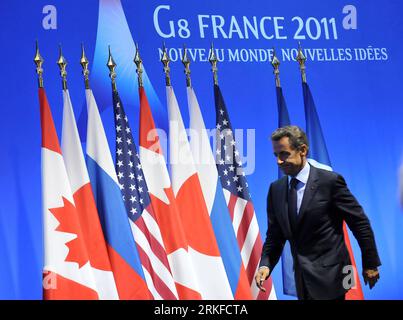 Bildnummer: 55400185 Datum: 26.05.2011 Copyright: imago/Xinhua (110526) -- DEAUVILLE (FRANKREICH), 26. Mai 2011 (Xinhua) -- der französische Präsident Nicolas Sarkozy verlässt nach einer Pressekonferenz im französischen Seebad Deauville, auf der alle G8-Führer am 26. Mai 2011 zu Gast waren. Sarkozy wies am Donnerstag einen Kommentar zur Qualifikation der amtierenden Finanzministerin Christine Lagarde zur Vorsitzenden des Internationalen Währungsfonds (IWF) ab, da die Achteltagung (G8) nicht der richtige Ort sei, um diese Entscheidung zu treffen. (Xinhua/Wu Wei) (zw) FRANKREICH-DEAUVILLE-G8-PRESSEKONFERENZ-SARKOZY PUBLICATIONxNOTxINxCHN Politik People G8 Stockfoto