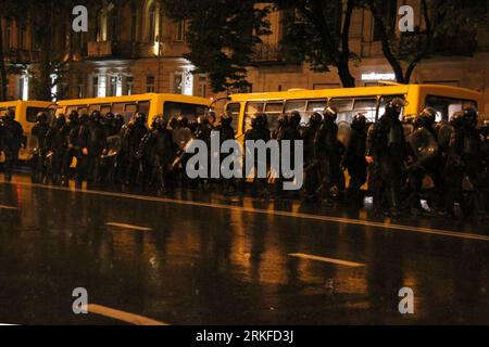 Bildnummer: 55402213  Datum: 26.05.2011  Copyright: imago/Xinhua (110526) -- TBILISI, May 26, 2011 (Xinhua) -- Riot police patrol on the street after clashing with protestors in Tbilisi, capital of Georgia, May 26, 2011. Georgian riot police clashed with opposition protestors who were intended to hold a rally asking President Mikheil Saakashvili to step down Wednesday night. (Xinhua/Yi Gaochao) GEORGIA-TBILISI-UNREST PUBLICATIONxNOTxINxCHN Georgien Unruhe Gesellschaft Politik Polizei Protest Demo kbdig xdp 2011 quer  o0 abends Totale    Bildnummer 55402213 Date 26 05 2011 Copyright Imago XINHU Stock Photo