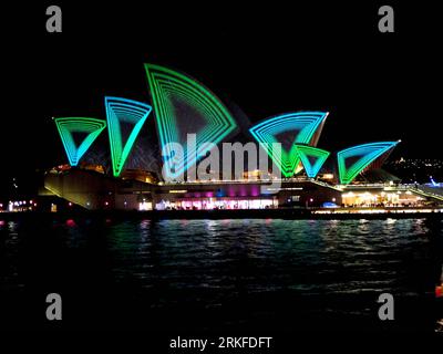 Bildnummer: 55404894  Datum: 27.05.2011  Copyright: imago/Xinhua (110528) -- SYDNEY, May 28, 2011 (Xinhua) -- The sails of the Sydney Opera House are lit with a 3D-like effect during the launch of Vivid Sydney in Sydney, Australia, May 27, 2011. Vivid Sydney, a festival of light, music and ideas, will run from May 27 through June 13. (Xinhua/Tang Ming) (msq) AUSTRALIA-SYDNEY-FESTIVAL-LIGHT PUBLICATIONxNOTxINxCHN Gesellschaft Licht kbdig xmk x0x 2011 quer     Bildnummer 55404894 Date 27 05 2011 Copyright Imago XINHUA  Sydney May 28 2011 XINHUA The SAILS of The Sydney Opera House are Lit With a Stock Photo