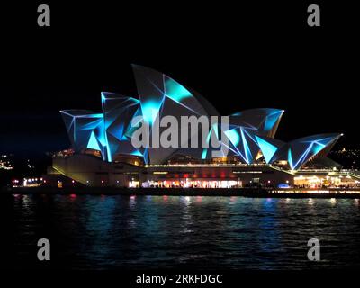 Bildnummer: 55404895 Datum: 27.05.2011 Copyright: imago/Xinhua (110528) -- SYDNEY, 28. Mai 2011 (Xinhua) -- die Segel des Sydney Opera House werden beim Start des Vivid Sydney in Sydney, Australien, am 27. Mai 2011 beleuchtet. Vivid Sydney, ein Festival für Licht, Musik und Ideen, findet vom 27. Mai bis 13. Juni statt. (Xinhua/Tang Ming) (msq) AUSTRALIA-SYDNEY-FESTIVAL-LIGHT PUBLICATIONxNOTxINxCHN Gesellschaft Licht kbdig xmk x0x 2011 quer Bildnummer 55404895 Datum 27 05 2011 Copyright Imago XINHUA Sydney Mai 28 2011 XINHUA die SEGEL des Sydney Opera House werden während des Launch of Vivid Sy beleuchtet Stockfoto