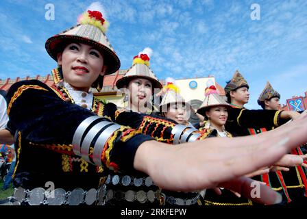 Bildnummer: 55411366 Datum: 30.05.2011 Copyright: imago/Xinhua (110530) -- KOTA KINABALU, 30. Mai 2011 (Xinhua) -- Girls of Kadazan-Dusun Ethnic Group Performing during the Harvest Festival Celebration in Kota Kinabalu of Sabah, Malaysia, 30. Mai 2011. Der Kadazan-Dusun ethnischen Gruppe wird verschiedene Aktivitäten während des zweitägigen Festivals zur Förderung der lokalen Kultur. (Xinhua) (msq) MALAYSIA-KOTA KINABALU-KADAZAN-DUSUN-HARVEST FESTIVAL PUBLICATIONxNOTxINxCHN Gesellschaft kbdig xsk 2011 quer o0 Ernte, Erntefest, Tradition, Tracht Bildnummer 55411366 Datum 30 05 2011 Copyright Imago XINHUA Kota Kin Stockfoto