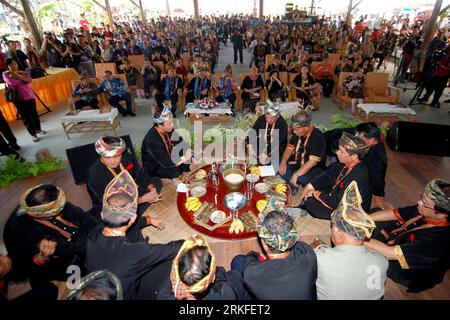 Bildnummer: 55411368 Datum: 30.05.2011 Copyright: imago/Xinhua (110530) -- KOTA KINABALU, 30. Mai 2011 (Xinhua) -- der Kadazan-Dusun-Volksgruppe nimmt an einem fest während des Erntefestes in Kota Kinabalu in Sabah, Malaysia, 30. Mai 2011 Teil. Der Kadazan-Dusun ethnischen Gruppe wird verschiedene Aktivitäten während des zweitägigen Festivals zur Förderung der lokalen Kultur. (Xinhua) (msq) MALAYSIA-KOTA KINABALU-KADAZAN-DUSUN-HARVEST FESTIVAL PUBLICATIONxNOTxINxCHN Gesellschaft kbdig xsk 2011 quer o0 Ernte, Erntefest, Tradition, Tracht, Festmahl Bildnummer 55411368 Datum 30 05 2011 Copyright Imago XINHU Stockfoto