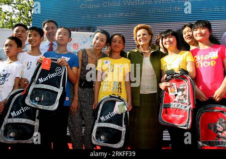 Bildnummer: 55411446  Datum: 30.05.2011  Copyright: imago/Xinhua (110530) -- BEIJING , May 30, 2011 (Xinhua) -- Maggie Cheung (6th L) and Ms. Gillian Mellsop (4th R), UNICEF Representative for China, take pictures with children from central China s Henan Province at the launching ceremony of the 2nd Child Welfare Week hosted in UNICEF China Office Compound, located in Beijing, capital of China, May 30, 2011. As the Unitede Nations Children s Fund (UNICEF) Ambassador in China, Hong Kong-based actress Maggie Cheung partook in the launching ceremony of the 2nd Child Welfare Week on Monday. The 6- Stock Photo