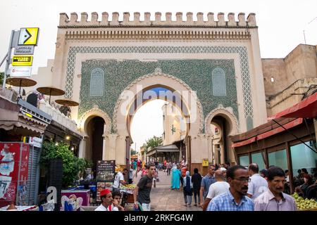 Bab Bou Jeloud, einer der Haupteingänge zur Altstadt von Fès. Ein kunstvoll dekoriertes Stadttor in Marokko bei Sonnenuntergang. Stockfoto