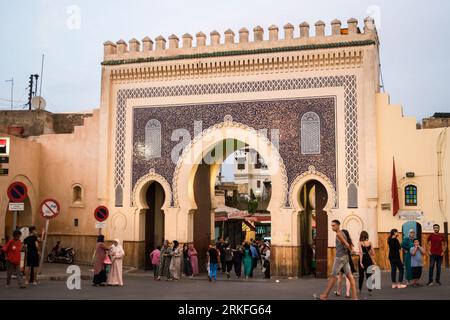 Bab Bou Jeloud, einer der Haupteingänge zur Altstadt von Fès. Ein kunstvoll dekoriertes Stadttor in Marokko bei Sonnenuntergang. Stockfoto