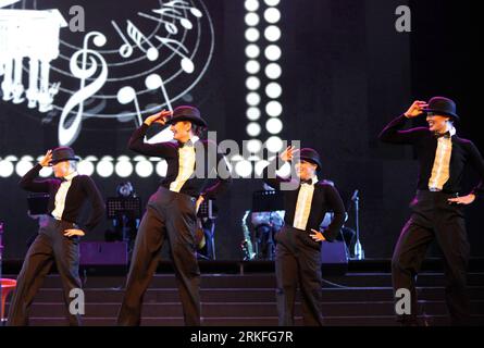 Bildnummer: 55417348  Datum: 31.05.2011  Copyright: imago/Xinhua (110531) -- CHANGCHUN, May 31, 2011 (Xinhua) -- Troupers of Artifact Dance Project (ADP) perform on stage during the concert of the Great American Dance Tour in Changchun, northeast China s Jilin Province, May 31, 2011. The concert of American dance and music, presented by the performance group from the United States on Tuesday, is the Changchun stop of its China tour. (Xinhua/Lin Hong ) (ljh) CHINA-CHANGCHUN-ARTIFACT DANCE PROJECT (CN) PUBLICATIONxNOTxINxCHN x0x Kultur Tanz Aktion People kbdig xng 2011 quer     Bildnummer 554173 Stockfoto