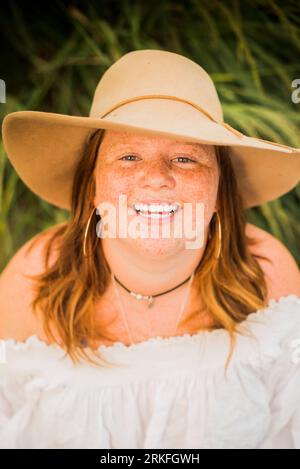 Boho-freckled face Gen Z veranschaulicht die Körperpositivität Stockfoto