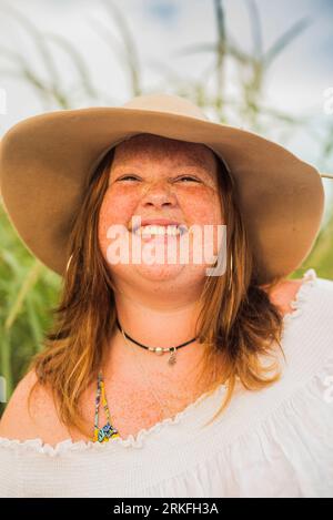 Boho-freckled face Gen Z veranschaulicht die Körperpositivität Stockfoto