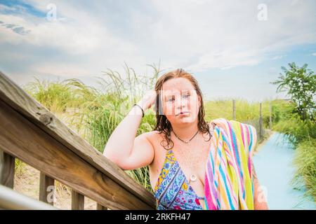 Boho Freckled Face Gen Z zeigt Körperpositivität am Strand Stockfoto
